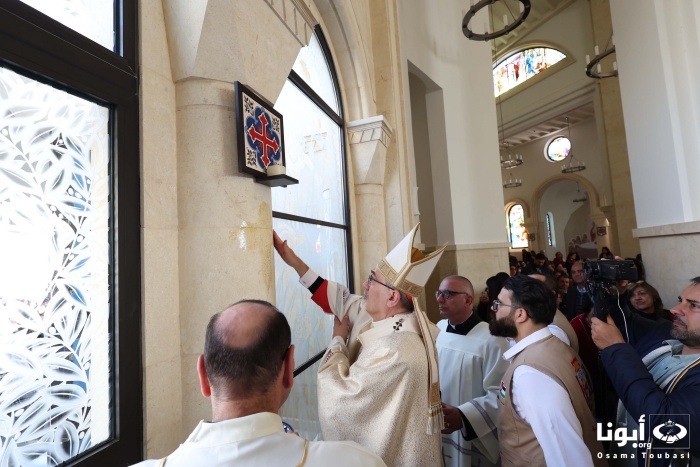 在新教堂四處抺油。（圖／Latin Patriarchate of Jerusalem）